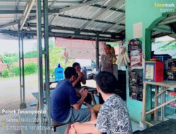 Bripka Ade Mulyana melaksanakan sambang/silatrahmi Kamtibmas dan dumas keliling dalam rangka BEYOND TRUST PRESISI di wilayah Kec. Tanjungmedar