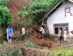 Bhabinkamtibmas Bripka Agus Sukmana Bersama Pol PP dan Warga Gotong Royong Bersihkan Longsoran Tanah di Desa Tanjungwangi