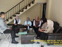 Bripka Dani Santika sambangi aparatur desa serta dumas keliling dalam rangka BEYOND TRUST PRESISI di wilayah Kec. Tanjungmedar