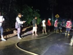 Plh Kapolsek Tanjungkerta Iptu Ridwan Bima Aji hadir Evakuasi rumpun bambu yang roboh akibat hujan deras