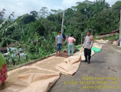 Aiptu Nana Sujana bersama Bripka Yuyun Yuwana sambangi warga masyarakat