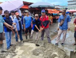 IPPMM, FPWK, dan ASBS Gelar Bakti Sosial, Perbaiki Jalan Rusak di Pasar Ampera