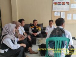 Bripka Dani Santika sambangi aparatur desa serta dumas keliling dalam rangka BEYOND TRUST PRESISI di wilayah Kec. Tanjungmedar