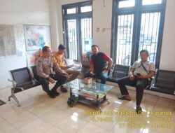 Bripka Ade Mulyana Bhabinkamtibmas Desa Cikaramas Tanjungmedar Polres Sumedang melaksanakan sambang/silatrahmi kamtibmas ke aparatur Desa Cikaramas