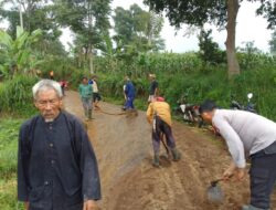 Bhabinkamtibmas Desa Banyuresmi Melaksanakan Giat Sambang Dan Silaturahmi kepada warga binaan skligus melaksanakan kerja bakti.