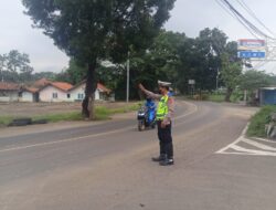 Personel Lalu – lintas Polsek Tomo Laksanakan Penjagaan dan Pengaturan Lalin dipertigaan Cijelag.