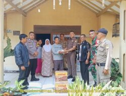 Bripka Faris Fahsya Monitoring Pembagian Bantuan Sembako Kepada Warga Yang Rumahnya Terdampak Kerusakan Akibat Pergeseran Tanah di Desa Mekarjaya
