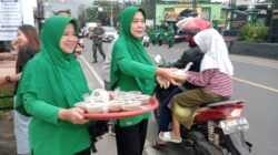 Jum’at Berkah, Prajurit TNI dan Ibu Persit di Tanjungsari Bagikan Takjil Gratis