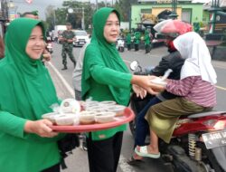 Jum’at Berkah, Prajurit TNI dan Ibu Persit di Tanjungsari Bagikan Takjil Gratis