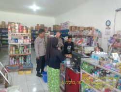 Aiptu Nana Sujana bersama Bripka Yuyun Yuwana sambangi warga masyarakat
