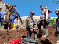 Bhabinkamtibmas Desa Banyuresmi Melaksanakan Giat Sambang Dan Silaturahmi Kepada Warga masyarakat sekaligus melaksanakan kerjabakti