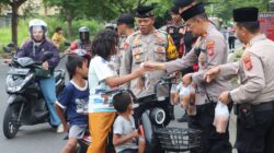 Kapolres Majalengka Bagikan Takjil kepada Pengguna Jalan di Bunderan Baribis