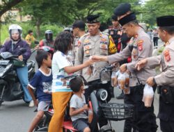 Kapolres Majalengka Bagikan Takjil kepada Pengguna Jalan di Bunderan Baribis