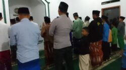 Polsek Sukasari melaksanakan Tarawih Ramadhan 1446 H Bersama Warga