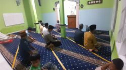 Bripka Agung Laksanakan Shalat Sunat Tarawih berjamaah di mesjid Al-Fauzan Desa Girimukti