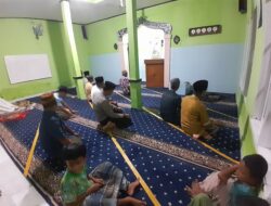Bripka Agung Laksanakan Shalat Sunat Tarawih berjamaah di mesjid Al-Fauzan Desa Girimukti