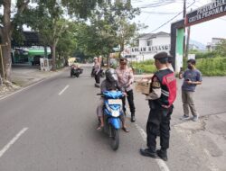 Kapolsek Sumedang Utara AKP Kiki Hartami K.S.pd.M.H Bagikan Takjil di depan Mako Polsek Sumedang Utara