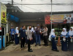 Kapolsek Sukasari Polres Sumedang Bersama Siswa SMP Negeri Sukasari Bagikan Takjil kepada Pengguna Jalan