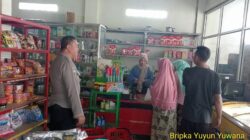 Aiptu Nana Sujana bersama Bripka Yuyun Yuwana sambangi warga masyarakat