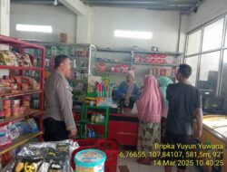 Aiptu Nana Sujana bersama Bripka Yuyun Yuwana sambangi warga masyarakat