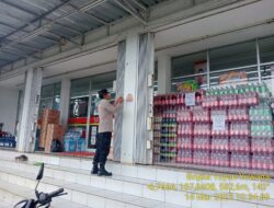 Kegiatan Sosialisasi dan Pemasangan Banner & Stiker “Mudik Aman Keluarga Nyaman” oleh Aiptu Nana Sujana dan Bripka Yuyun Yuwana