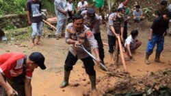 Kapolres Sumedang Turun Langsung Bersama Warga Bersihkan Material Longsor di Cibugel