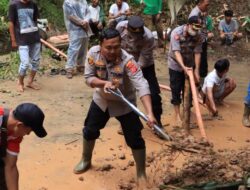 Kapolres Sumedang Turun Langsung Bersama Warga Bersihkan Material Longsor di Cibugel