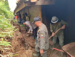 Bhabinkamtibmas Desa Genteng Melaksanakan Giat Sambang Dan Silaturahmi Kepada Warga masyarakat sekaligus melaksanakan kerjabakti