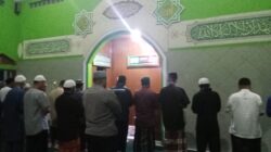 Bripka Fariz Fahsya Laksanakan Shalat isya dan Shalat Sunat Taraweh berjamaah di mesjid Al-Huda Desa Mekarjaya