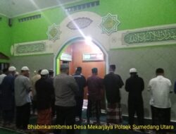 Bripka Fariz Fahsya Laksanakan Shalat isya dan Shalat Sunat Taraweh berjamaah di mesjid Al-Huda Desa Mekarjaya