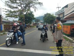 Bripka Aep Saepudin Monitoring Kegiatan Pembagian Takjil Bagi Warga Masyarakat di Perempatan Jalan Karapyak