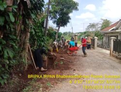 Bhabinkamtibmas Desa Sukarapih Melaksanakan Giat Sambang Dan Silaturahmi Kepada Warga masyarakat.Sekalugus melaksanakan kerja bakti membersihkan psrit.