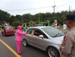 Kapolsek Tomo Beserta Bhayangkari Laksanakan Kegiatan Pembagian Takjil Kepada Warga Masyarakat dan Pengguna Jalan yang melintas di wilayah Polsek Tomo Polres Sumedang.