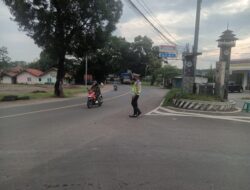 Personel Lalu – lintas Polsek Tomo Laksanakan Penjagaan dan Pengaturan Lalin dipertigaan Cijelag.