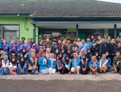 Minggu Sore Koramil 1004 Tanjungsari Dipenuhi Puluhan Mahasiswa, bersama Babinsa Berkolaborasi Bagikan Ribuan Takjil Gratis