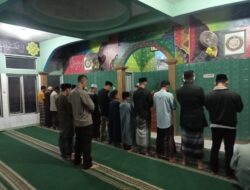 Polsek Sukasari melaksanakan Tarawih Ramadhan 1446 H Bersama Warg