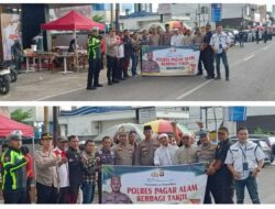 Kapolres Pagar Alam Bagikan Takjil kepada Masyarakat