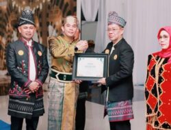 Bupati Tanah Bumbu Andi Rudi Latif Serahkan Penghargaan AKIP 2024 Kepada SKPD Berprestasi