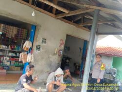 Aipda Tata Sasmita bersama Bripka Agus Sukmana melaksanakan sambang/silatrahmi kamtibmas ke warga masyarakat 