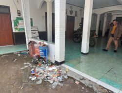 Kantor Desa Cipaku Majalengka Dipenuhi Sampah dan Bau Tidak Sedap