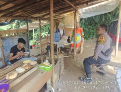 Aipda Tata Sasmita bersama Bripka Agus Sukmana melaksanakan sambang/silatrahmi kamtibmas ke warga masyarakat