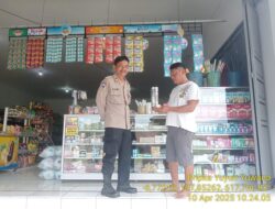 Aiptu Nana Sujana bersama Bripka Yuyun Yuwana sambangi warga masyarakat
