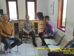 Bripka Dani Santika sambangi aparatur desa serta dumas keliling dalam rangka BEYOND TRUST PRESISI di wilayah Kec. Tanjungmedar