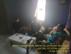 Bhabinkamtibmas Desa Jatihurip Laksanakan Sambang Dan Silaturahmi Kamtibmas Dalam Rangka Pelaksanaan Beyond Trust Presisi