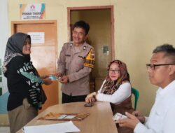 Bhabinkamtibmas Polsek Tanjungmedar Monitoring Penyaluran BLT Dana Desa di Desa Wargaluyu