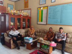 Bhabinkamtibmas Desa Genteng Melaksanakan Giat Sambang Dan Silaturahmi Kepada kepala Sekolah Sdn puncak.