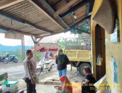 Aipda Tata Sasmita bersama Bripka Agus Sukmana melaksanakan sambang/silatrahmi kamtibmas ke warga masyarakat