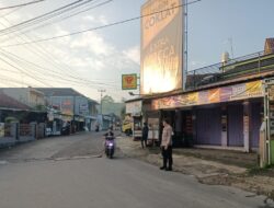 Anggota Polsek Tanjungkerta Laksanakan Pengaturan Lalu Lintas di Pagi Hari