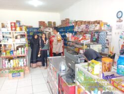 Aiptu Nana Sujana bersama Bripka Yuyun Yuwana sambangi warga masyarakat