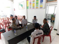Polsek Sukasari melaksanakan kegiatan Jumat Curhat untuk menampung aspirasi warga dan meningkatkan kinerja Polri sebagai pelindung dan pengayom masyarakat
